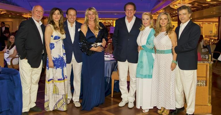 Jantar azul e branco: o DJ Clemente Napolitano, Christiane Torloni, Bia e João Doria Jr., Edson de Godoy Bueno e Solange Medina e Bruna Lombardi e Carlos Alberto Riccelli - Martin Gurfin