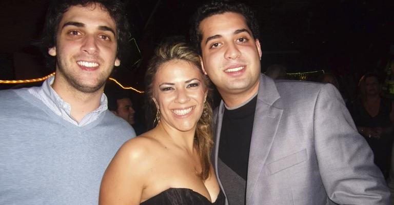 Raquel Azara comemora 25 anos com Bruno Santini e Marcelo Matarazzo, em SP.