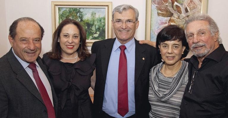 Herman Richter, ao centro, fala sobre judaísmo a Charles Tawil, com a mulher, Miriam,e os anfitriões, o casal Denise e Simon Abuhab, SP.