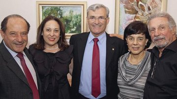 Herman Richter, ao centro, fala sobre judaísmo a Charles Tawil, com a mulher, Miriam,e os anfitriões, o casal Denise e Simon Abuhab, SP.