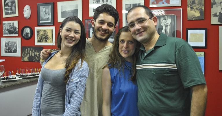 Os atores Luciana Romani, Renan Marcondes, Vanessa Mosseri e o diretor Zaqueu Machado celebram estreia, SP.