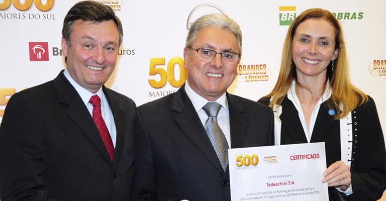 Jorge Alberto Pallastrelli, João Farina Neto e a irmã, Virgínia Jaqueline Farina, de empresa de móveis, recebem láurea em Porto Alegre.