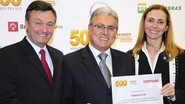 Jorge Alberto Pallastrelli, João Farina Neto e a irmã, Virgínia Jaqueline Farina, de empresa de móveis, recebem láurea em Porto Alegre.