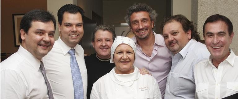 O advogado Paulo Morais, o político Bruno Covas, os chefs Laurent Suaudeau, Ilda Vinagre, Emmanuel Bassoleil e Erick Jacquin, e Amaury Jr. confraternizam em almoço, SP.