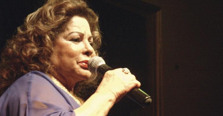 Ângela Maria se apresenta em bar de SP.