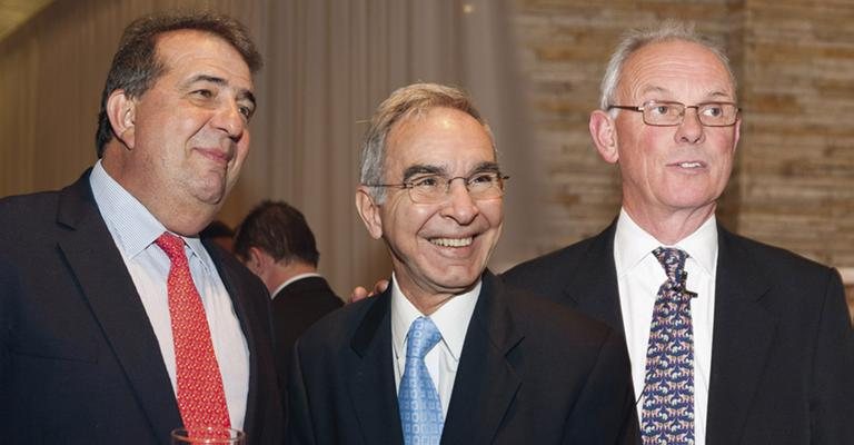 Master blender de destilaria escocesa, Collin Scott e Wilson Levorato, da Febraban, são recebidos por Antonio Carlos Borges, ao centro, em degustação de uísques na Fecomercio, SP.