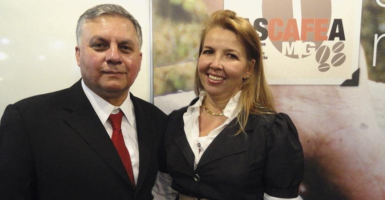 Arthur Moscofian Jr. e Marisa Helena de Souza Contreras em feira de café, SP.