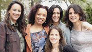 Em São Paulo, Rose Gois, Renata Mota, Erika Digon, Luli Solano e Camila Monteiro, agachada, de clube de relacionamento, realizam evento para associadas.