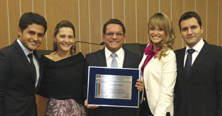 Ao centro, Ronan Maria Pinto, do Diário do Grande ABC, recebe título de cidadão sulsancaetanense e é felicitado pelo filho, Danilo, pela amada, Terezinha, e pela filha, Lidiane Helena, com o marido, Ricardo da Graça Martins Soares, em São Caetano do Sul,