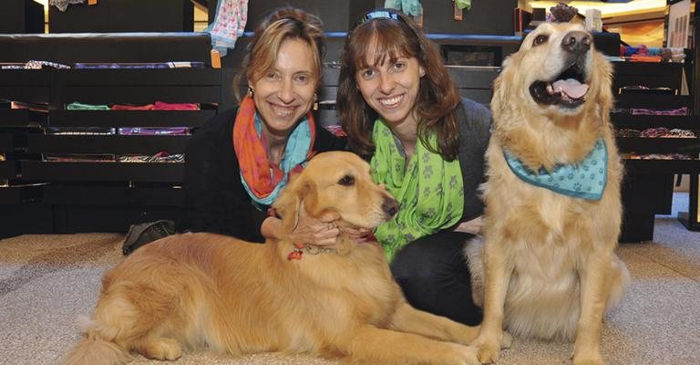 Fany Goldfarb e a filha Roberta Goldfarb conferem parceria entre loja de lenços e projeto em prol dos animais com os pets Lola e Caps, SP.