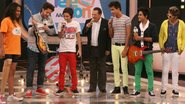 Ao lado de André Vasco e Raul Gil, banda Restart doa guitarra para o Teleton - SBT