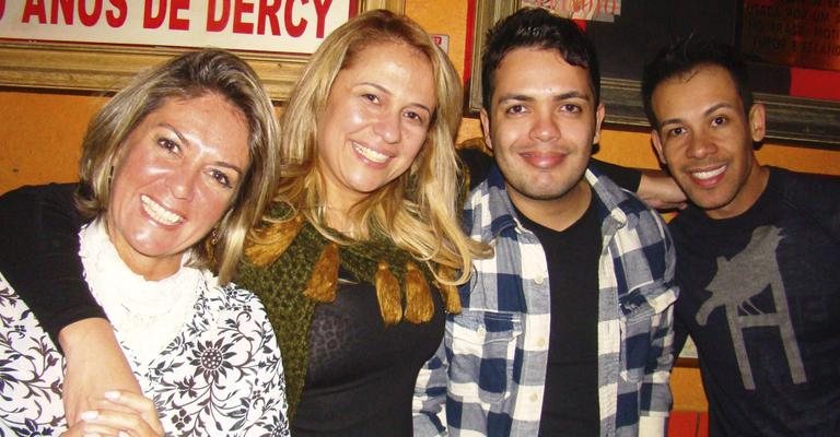 Recém-chegada das férias nos EUA, a apresentadora do TV Culinária, da TV Gazeta, Viviane Romanelli se reúne com os amigos Simone Bernardes, Marcelo Bandeira e Márcio Pereira para batepapo em bar na capital paulista.