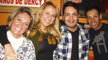 Recém-chegada das férias nos EUA, a apresentadora do TV Culinária, da TV Gazeta, Viviane Romanelli se reúne com os amigos Simone Bernardes, Marcelo Bandeira e Márcio Pereira para batepapo em bar na capital paulista.