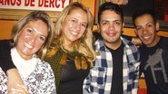 Recém-chegada das férias nos EUA, a apresentadora do TV Culinária, da TV Gazeta, Viviane Romanelli se reúne com os amigos Simone Bernardes, Marcelo Bandeira e Márcio Pereira para batepapo em bar na capital paulista.