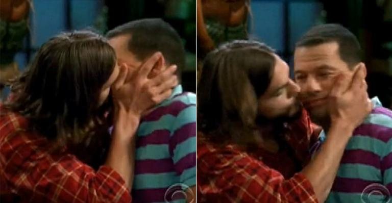 Ashton Kutcher beija Jon Cryer na boca em 'Two and a Half Men' - Reprodução