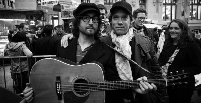 Sean Lennon e Rufus Wainwright cantam em plena Waal Street, em Nova York - Reprodução/Twitter