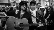 Sean Lennon e Rufus Wainwright cantam em plena Waal Street, em Nova York - Reprodução/Twitter