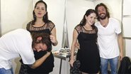 Pai de dois meninos, Dado Dolabella paparica a barriga de 8 meses da amada, após encenar a peça Das Dificuldades de Ser Homem, em festa teatral de Angra dos Reis. - Felipe Assumpção