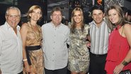 Em SP, Carlos Alberto de Nóbrega com a namorada, Jacqueline Meirelles, e Leon Abravanel Jr. prestigiam a festa da apresentadora Karyn Bravo, que recebe Cesar Filho e sua eleita, Elaine Mickely.