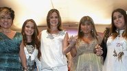 Irmãs, Monica Moscofian e Deborah Avedikian, 1a e 4ª da esq. para a dir., fazem em SP desfile com a jovem modelo Julia Alcântara e sua tia Gigi Monteiro e recebem ainda Giulia, filha de Deborah.