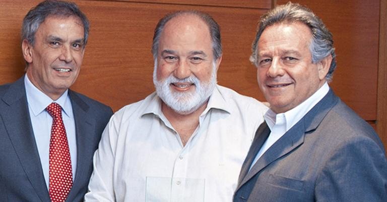 Em SP, Mario Baccei felicita Gilbert Stein por láurea dada por Paul Roll, no Grupo Bandeirantes de Comunicação.