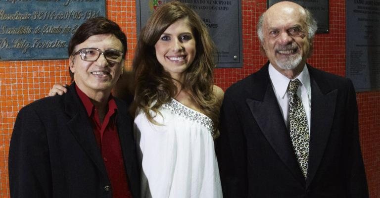 Adylson Godoy aplaude Juliana D'Agostini, pianista de concerto regido por Júlio Medaglia, no ABC paulista.