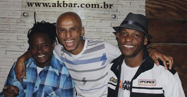 Os DJs Dony e Zenna ao lado do rapper Pepeu, SP.