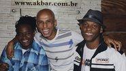 Os DJs Dony e Zenna ao lado do rapper Pepeu, SP.