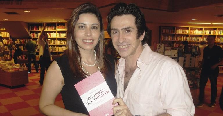 A apresentadora Mara Bastos e o psicólogo e escritor Alexandre Bez no lançamento do livro Mulheres que Brilham, de Maria Cândida, em SP.