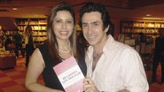 A apresentadora Mara Bastos e o psicólogo e escritor Alexandre Bez no lançamento do livro Mulheres que Brilham, de Maria Cândida, em SP.