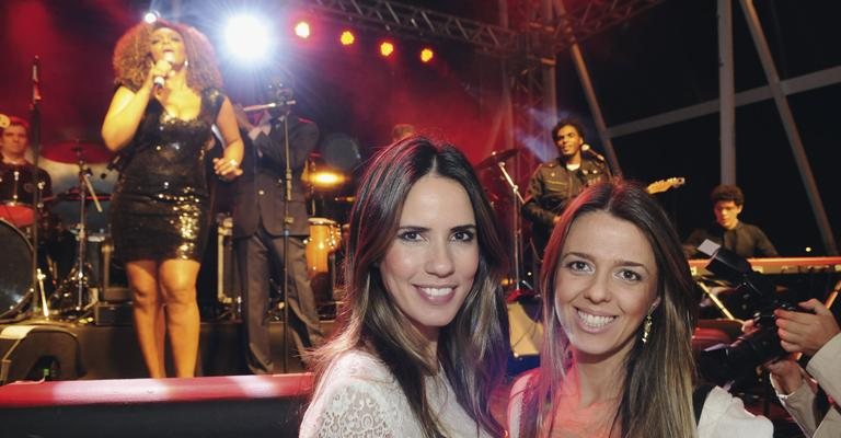 A gerente de mkt. Gabriela Procópio e Alessandra Galani em show exclusivo, no Rio.