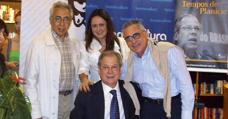 Ele recebe amigos e políticos em badalada noite de autógrafos - Ali Karakas