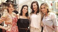 Roberta Ribeiro, de preto, recebe Lara Gerin, Tatiana Dumenti e Fernanda Barbosa em loja, em SP.