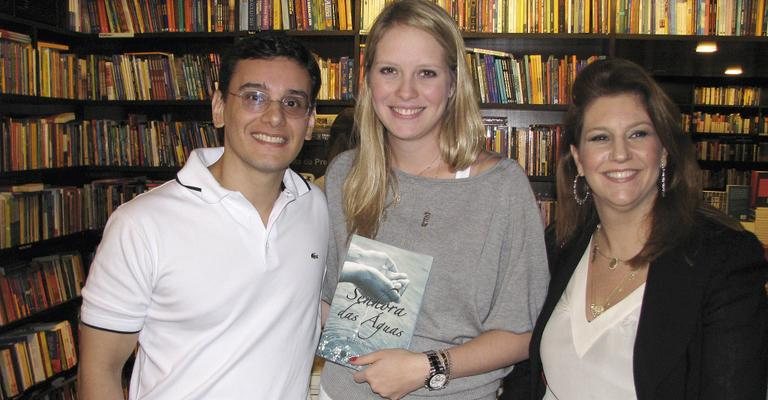 Pedro Siqueira autografa exemplares de seu livro para Juliana Severiano Ribeiro e Cristiana Trussardi, em SP.