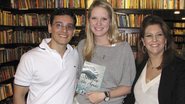 Pedro Siqueira autografa exemplares de seu livro para Juliana Severiano Ribeiro e Cristiana Trussardi, em SP.