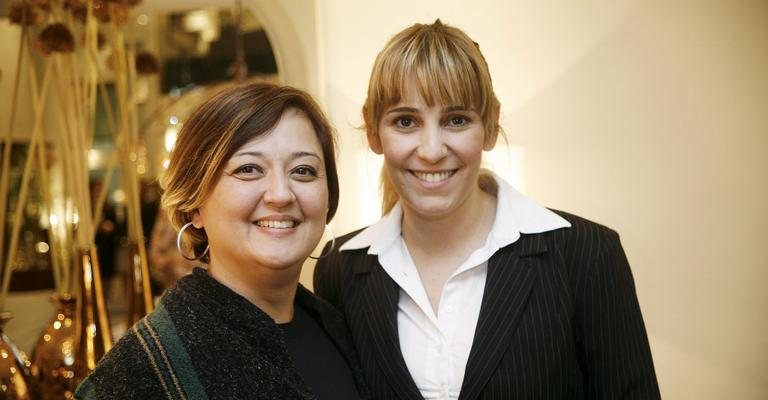 Cristiane Schiavoni é recebida por Erica Lorca em palestra promovida por marca de móveis, que foi assistida...