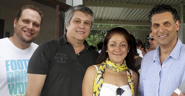 João Bonelli recebe Alexandre Fantin, Selma de Sá e Fabio Saliba em festa de sua marca de móveis, em SP.