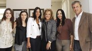 Em SP, Elisabeth Wey (4ª da esq. p/dir.) é felicitada por Veridiana Prado, Gabriela Tobar, Eliane Zogbi, Acácia Lischewski e Alessandro Cenacchi pelo novo livro.