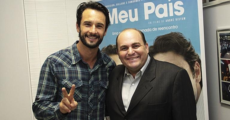 Rodrigo Santoro com o gerente de marketing Marcos Botelho na première do filme, em Ribeirão Preto, São Paulo.