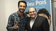 Rodrigo Santoro com o gerente de marketing Marcos Botelho na première do filme, em Ribeirão Preto, São Paulo.