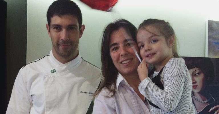 O chef Rodrigo Oliveira e a gerente Pethra Ferraz com a pequena Sofia Mandryk Escudeiro em aula, SP.