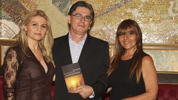 Márcia Kozlowski e Rita Maluf prestigiam lançamento do livro de Nilton Bustamante, em São Paulo.