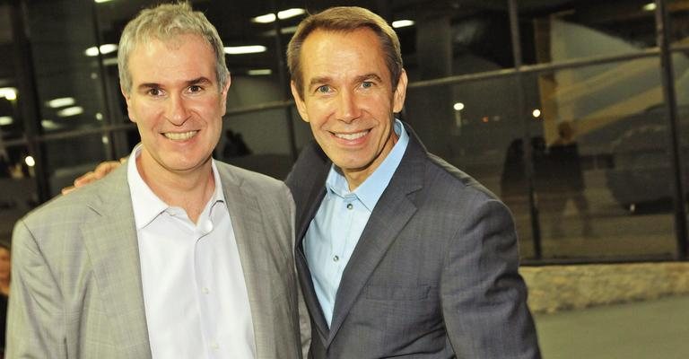 Presidente da Fundação Bienal, Heitor Martins recebe Jeff Koons na abertura da mostra Em Nome dos Artistas – Arte Contemporânea Norteamericana, na Bienal, em SP.