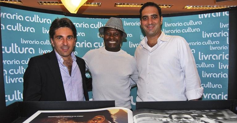 Carlos Faria e Carlos Souccar ladeiam o ex-jogador de futebol Wladimir no lançamento do superlivro que celebra o centenário do time, na capital paulista.