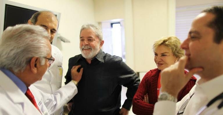 O ex-presidente Lula no Hospital Sírio-Libanês, onde fará sessões de quimioterapia para combater um câncer na laringe. Ele chegou acompanhado da mulher, Marisa Leticia - Divulgação/Instituto Lula