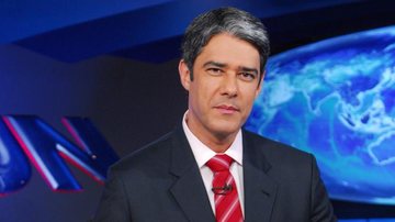 William Bonner se dirige ao correspondente Marcos Uchôa, que estava na Líbia, como se ele estivesse usando um capacete, quando, na verdade, o repórter não usava qualquer acessório na cabeça - TV Globo/João Miguel Júnior