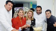 Karina e Nadia entre os chefs Marcelo, Sergio e Edson, na Florescer, em SP, servem o ravióli e o nhoque. - Fábio Cerati