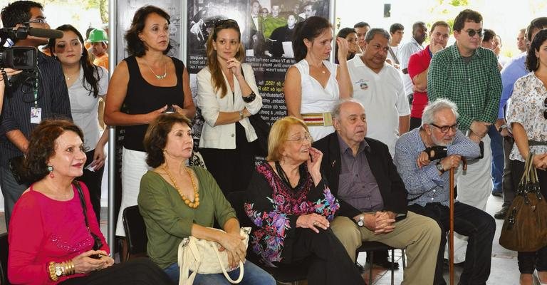 No Projac, Rio, sentados, Rosamaria Murtinho, Ana Rosa, Vida Alves, Mauro Mendonça, Bel Kutner, em pé, atrás, e Paulo José assistem a um vídeo durante o vernissage da exposição. - TV Globo