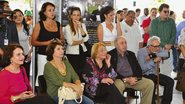 No Projac, Rio, sentados, Rosamaria Murtinho, Ana Rosa, Vida Alves, Mauro Mendonça, Bel Kutner, em pé, atrás, e Paulo José assistem a um vídeo durante o vernissage da exposição. - TV Globo