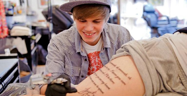 Fã de Justin Bieber tatua música Baby na coxa - Splash News / splashnews.com